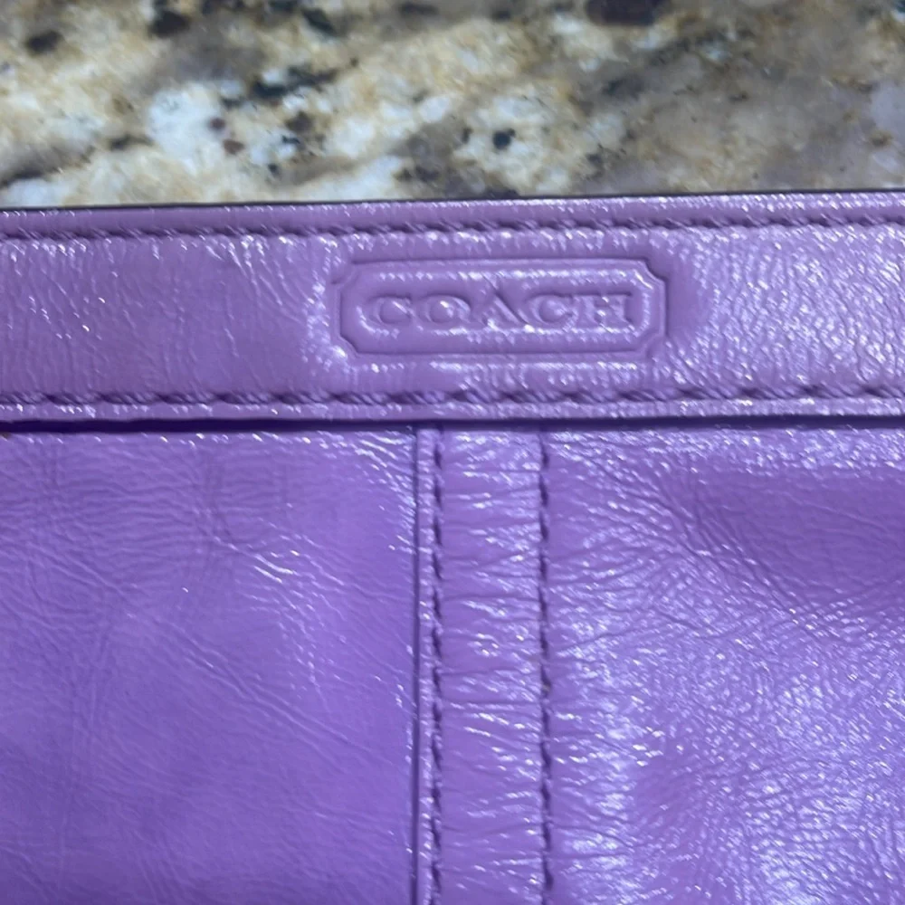Authentic COACH patent leather clutch - Lilac - Picture 2 of 7